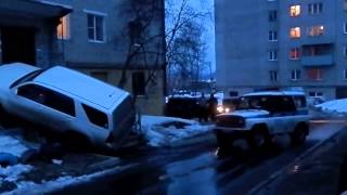 Автомобиль въехал на площадку подъезда г.Николаевск на Амуре