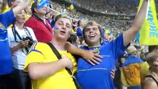 Украинские фаны поют гимн Украины