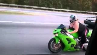 Arabayla Yarışan Şişman Kadın Motorcu