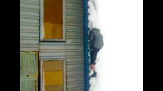 зацепился за гвоздь на крыше:DDD