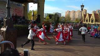 Веселый детский русский народный танец, подростковый плясовой ансамбль.