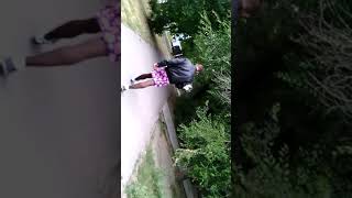Парень в колготах, платье, кожанной куртке и кроссовках - вот это да!