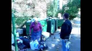 Новости Украины В Алчевске местные жители вынуждены искать пропитание на мусорниках