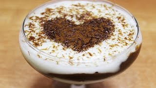 Шоколадный и ванильный пудинг, вкусный десерт.