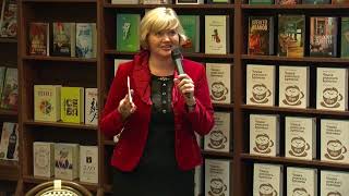 Элина Кузьмина в кафе книжного магазина «Polaris».