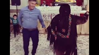 Бабуля с Дагестана танцует с подносам на голове