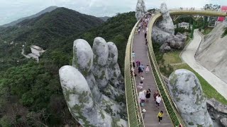 En manos de dioses, el impactante puente dorado de Vietnam