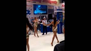 Сексуальные девушки танцуют с джентельменом go go
