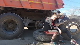 Девчёнки меняют КОЛЕСА на КАМАЗЕ