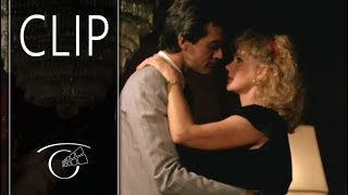 Sueca bisexual necesita semental - Clip  Luis baila con Simona delante de Mirella