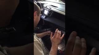 Как поменять салонный фильтр на Toyota RAV4 за 50 секунд