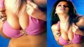 Priyanka Chopra Hot Bikini Cleavage