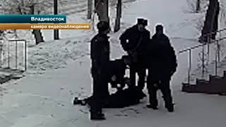 Массовая драка в кафе во Владивостоке, где посетители напали на полицейских, попала на видео