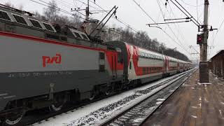 Электровоз ЭП20-055 с двухэтажным поездом.