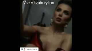Анна Седокова на фотосессии фотографирует свою грудь