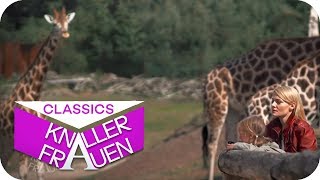 Peinlich: Sexszene im Zoo erklären [subtitled] | Knallerfrauen mit Martina Hill