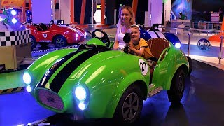Макс катается на машинках - Развлечения для детей
