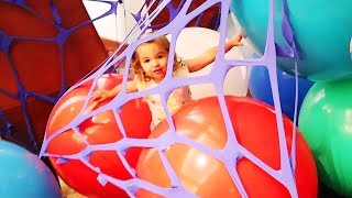 SHE CAN'T FIND HER WAY OUT! | Sam & Nia