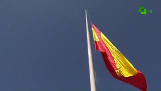 Izado de la bandera nacional en el día de las fuerzas armadas