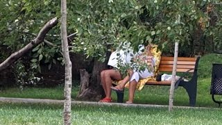 Девушки Спрятались на Скамейке. Думают не Видно