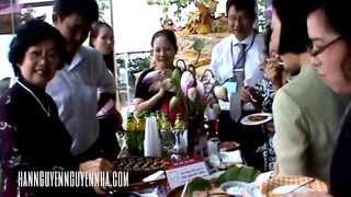Nghệ nhân dân gian Phạm Vân Loan biểu diễn món chả đẫy (trứng túi Âu Cơ) gia truyền