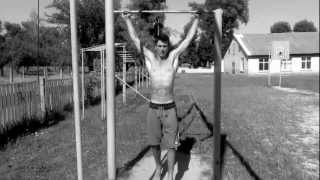 Best workout \ Парень на турнике в 14 лет.