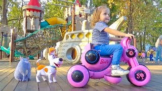 Настя и Макс ищут Хлою в парке аттракционов и на детской площадке - ВЛОГ