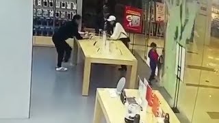 Die Kinder spielen mit der Glastür - Doch dann der Schock!