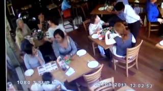 niña de 7 años robando iphone en un restaurante
