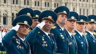 Впервые в Москве на Красной площади состоялся выпуск курсантов и слушателей вузов МЧС