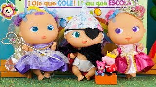 ? Les bébés de Peppa Pig préparent la fonction théâtrale de l'école PINYPON. Poupons déguisés !