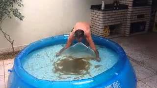 Como limpar sujeira de fundo de piscina inflável (cômico)