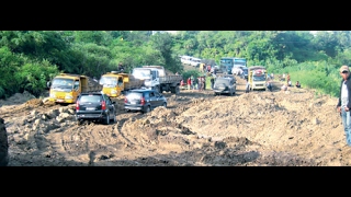 skil hebat sopir truk melewati jalan berlumpur
