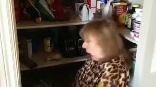 Женщина чихает I Feel Good full woman sneezing I Feel Good
