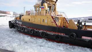 Обколка льда в пункте базирования АПЛ на Камчатке