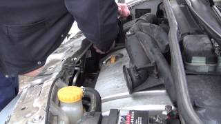 Замена правой лампочки в автомобиле Opel Meriva
