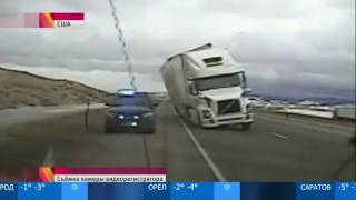 Фура упала на полицейский автомобиль.