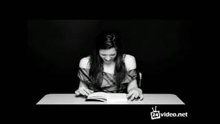 Актриса читает книгу сидя на игрушке