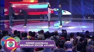 Biar Semangat! Maria Vania ajak Titus Bonay & Pemain Bola Lainnya Workout Diatas Panggung - KLB
