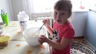 печем оладьи,замес теста,маленькая сковорода