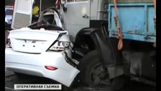 «КАМАЗ» буквально смял вылетевшую на «встречку» легковушку