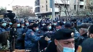 Полиция окружила участников акции на улице Демирчяна