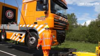 Vrachtwagen van de weg geduwd tijdens inhalen