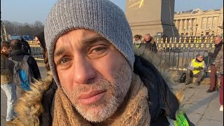 «Le CRS il voulait pas que je lui parle, je lui ai dis si si, sinon il tombe dans le coma»