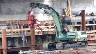 Umgebauter Bagger mit Vibrationsrüttler unter einer Brücke - Soeren66