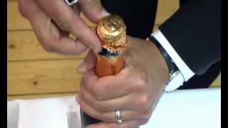 Champagner-Service am Tisch des Gastes