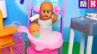 КАТЯ И МАКС ВЕСЕЛАЯ СЕМЕЙКА! МАКС КАК НЯНЯ) Куклы мультики с Барби. Видео с игрушками для детей