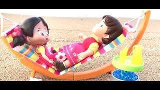 Niloya Heidi denizde plaj oyuncakları ile çılgınca eğleniyor Çizgi film oyuncakları ve plaj oyunları