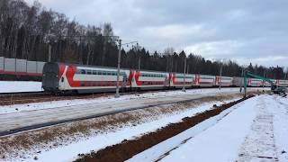 Электровоз ЭП20 с двухэтажными вагонами
