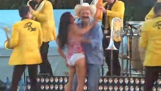 Alcalde Mexicano le levanta el vestido a una jovencita
